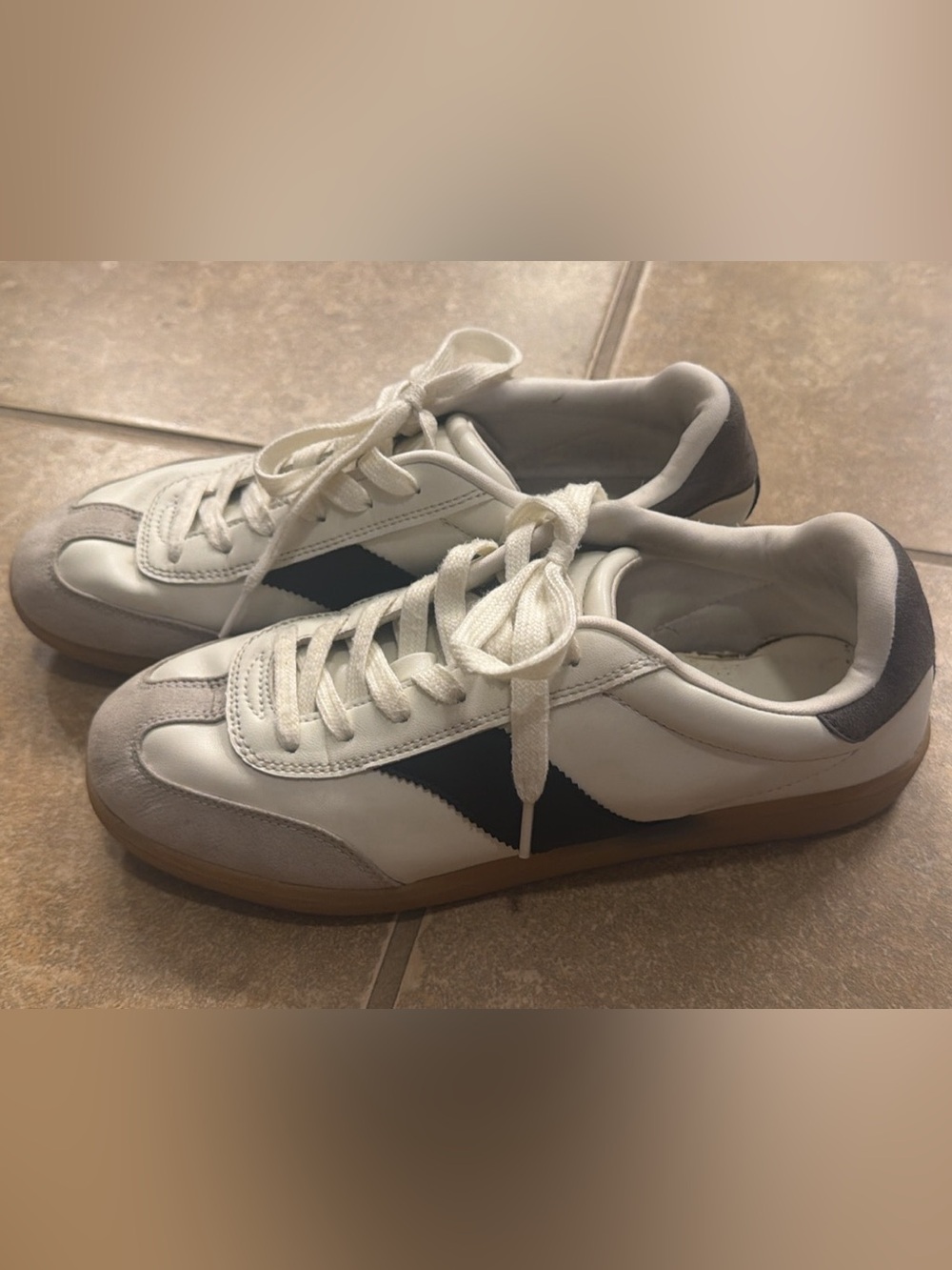 Women’s size 9.5 casual sneakers